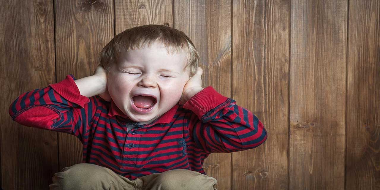 چرا کودکم جیغ میزند